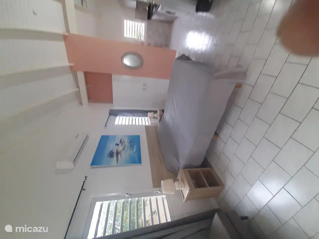 3 Fenster mit Rollläden und Fliegengitter, damit das Studio gut beleuchtet ist, damit die Klimaanlage nicht viel benutzt werden muss