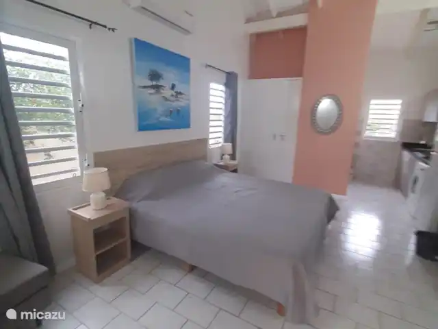 Seru Coral prachtige studio 2 pers huren in Curaçao, Banda Ariba (oost), Seru Coral - studio 3 ramen met shutters en vliegengaas zodat studio goede verluching zodat airco niet veel moet gebruikt worden
