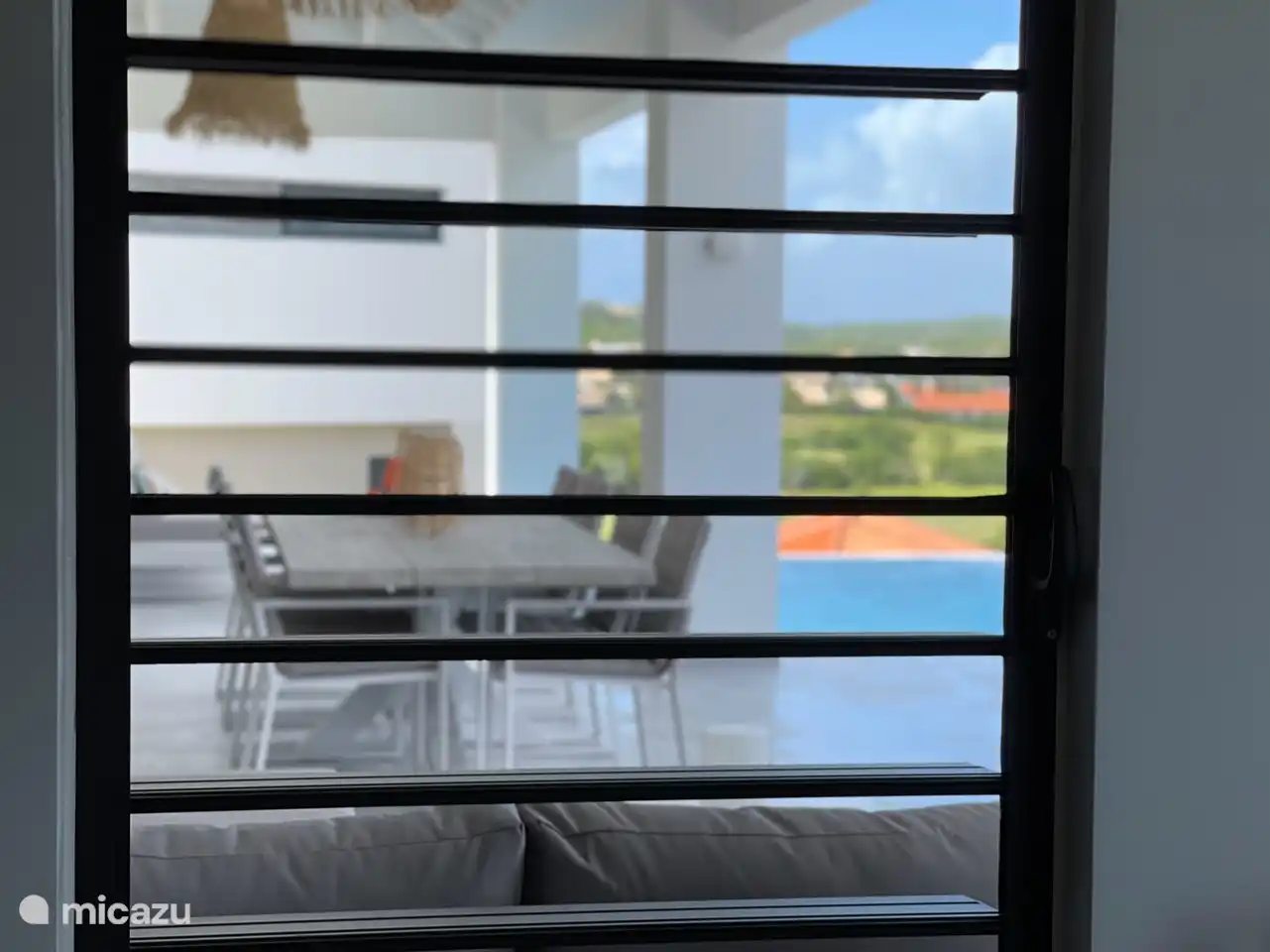 Alle Fenster sind mit diesen schönen Fensterläden ausgestattet und mit Moskitonetzen ausgestattet, die sich hervorragend für den Wind eignen!