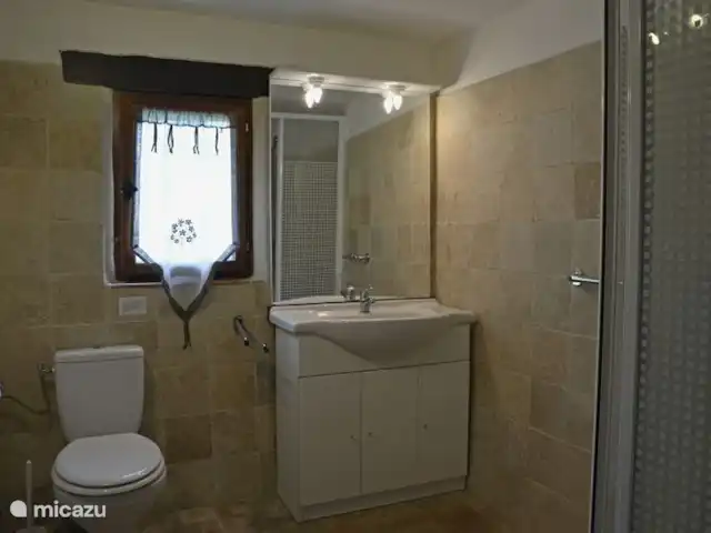 Mas Miquelet | France, Pyrénées-Orientales, Prunet-et-Belpuig - ferme rez-de-chaussée : salle de douche
