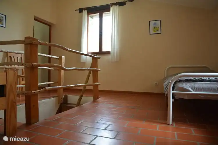 Boden offener Raum mit 2x1 Bett