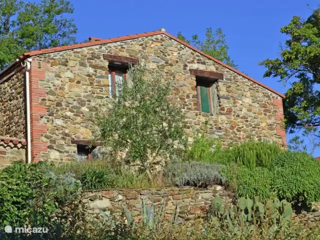 Mas Miquelet | France, Pyrénées-Orientales, Prunet-et-Belpuig - ferme photo de la piscine regarde la maison de vacances