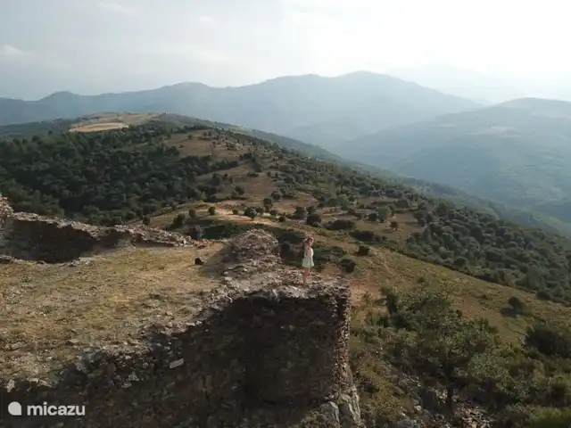 Mas Miquelet | France, Pyrénées-Orientales, Prunet-et-Belpuig - ferme photo drone sur les ruines du château situé à La Trinité