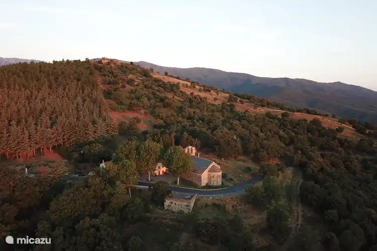 Drohnenfoto unten rechts La Trinité (= 300 m Mas Miquelet) oben links (= kleiner Bergaufstieg) Ruinenschloss