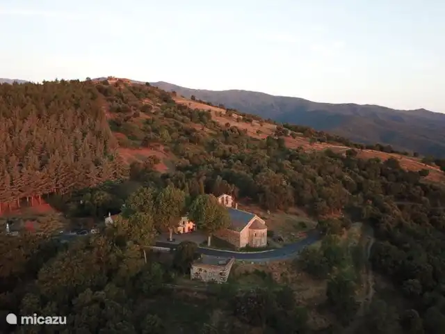 Mas Miquelet | France, Pyrénées-Orientales, Prunet-et-Belpuig - ferme photo drone en bas à droite La Trinité (=300m Mas Miquelet) en haut à gauche (=petite montée) ruine chateau