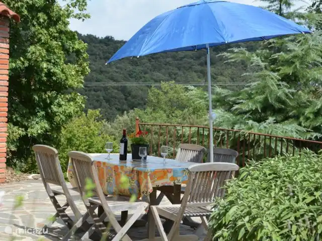Mas Miquelet | France, Pyrénées-Orientales, Prunet-et-Belpuig - ferme partie terrasse, table de jardin avec parasol