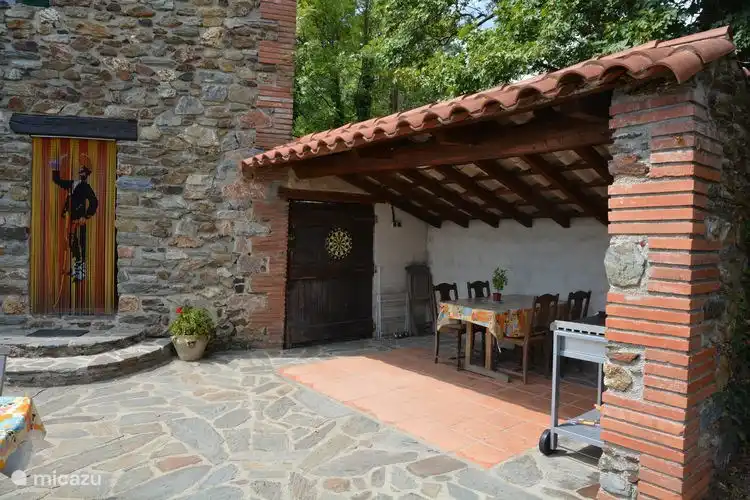 Teilterrasse linkes Haupteingangshaus und rechter Sonnenschutz mit Gartentisch 8 Gartenstühle