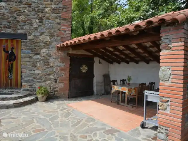 Mas Miquelet | France, Pyrénées-Orientales, Prunet-et-Belpuig - ferme partie terrasse gauche entrée principale maison et droite abri solaire avec table de jardin 8 chaises de jardin