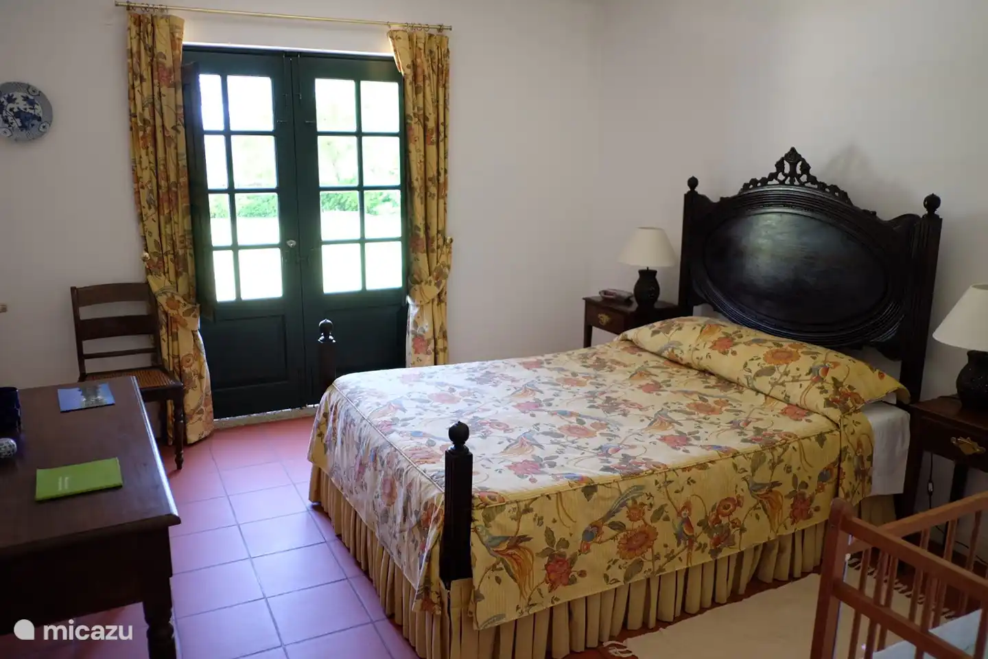 Alle Schlafzimmer haben eigene Terrassentüren zum (privaten) Garten.