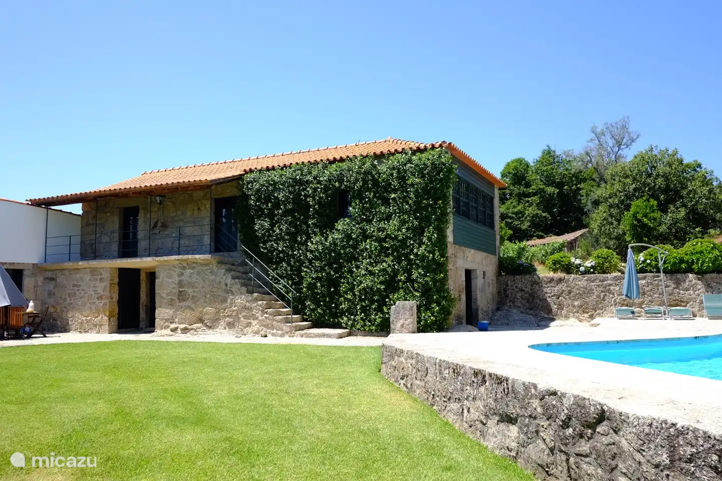 Der älteste Teil des Hauses, der komplett renoviert wurde, stammt aus dem Jahr 1790, mit dicken Granitwänden, die die Hitze im Sommer fernhalten.