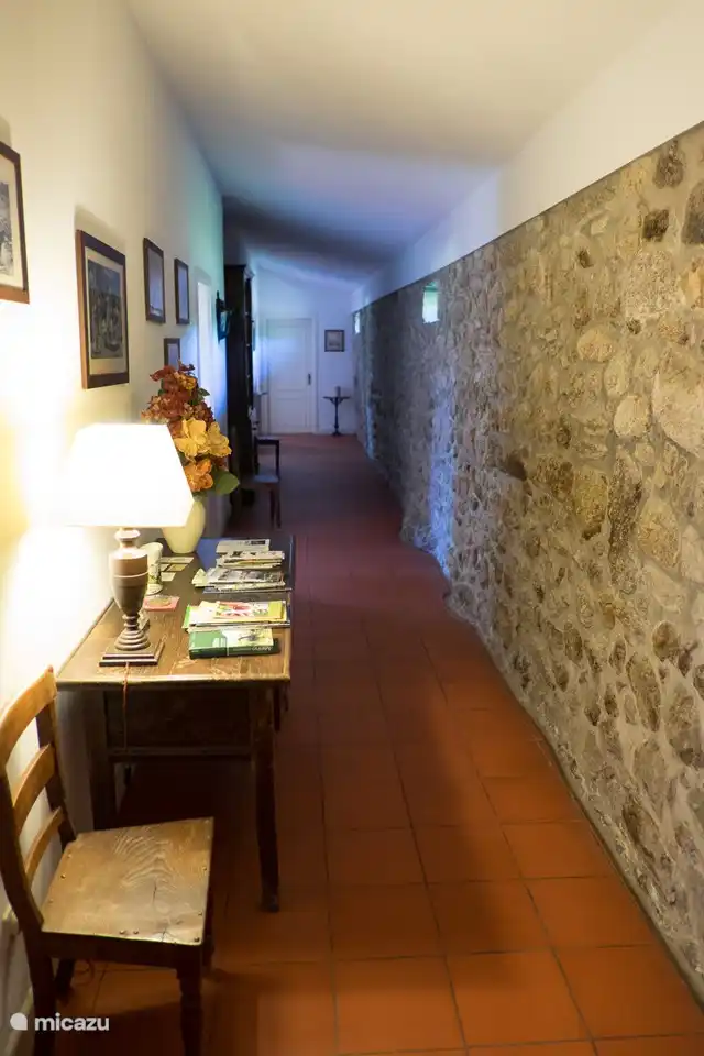 Ein langer Flur verbindet die 3 Schlafzimmer mit dem Rest des Hauses.