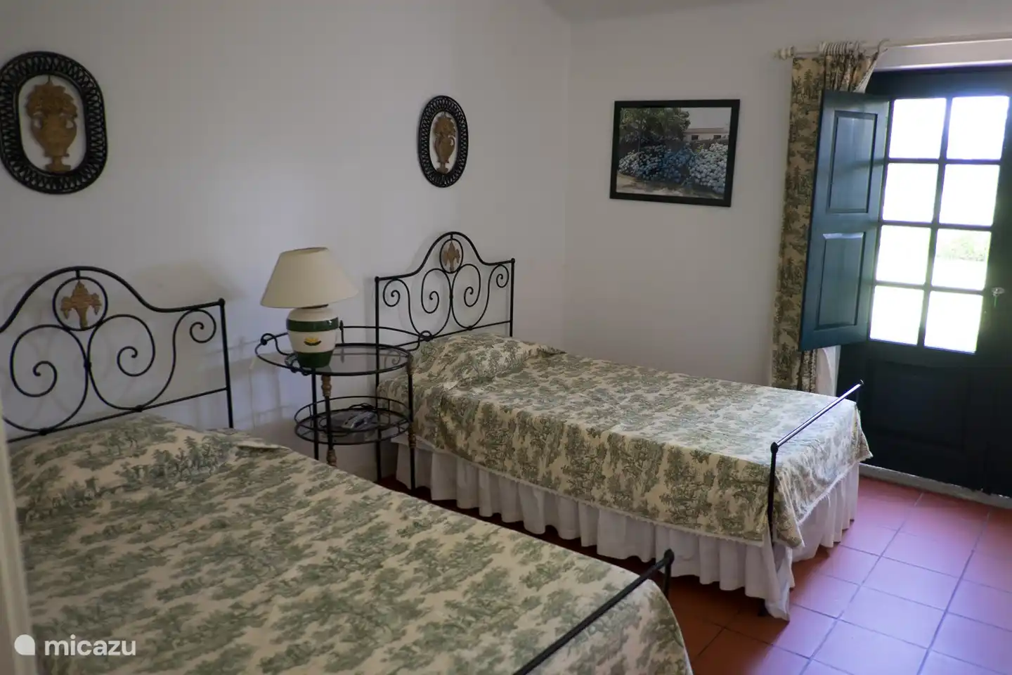 Das mittlere Schlafzimmer verfügt über 2 Einzelbetten und grüne Details.