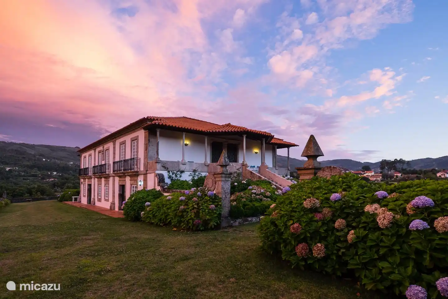 Das Haus liegt direkt neben (ca. 100 m) einer ehemaligen Weinfarm (Quinta de Luou), die wunderschön auf einem Hügel zwischen den Weinbergen liegt. Diese Umgebung strahlt Ruhe und Qualität aus.