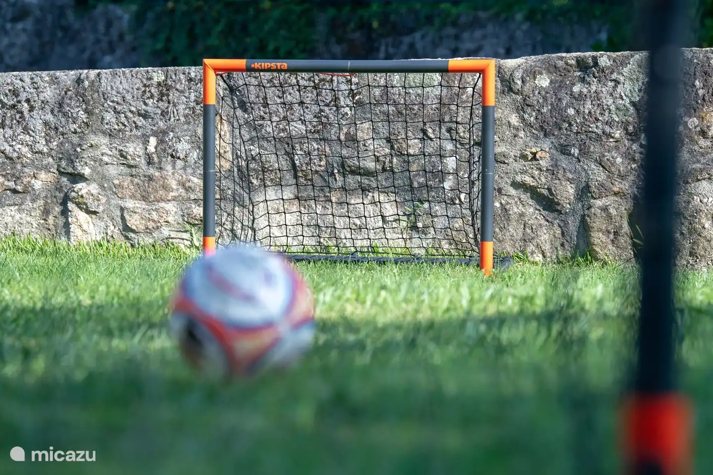 Der Garten ist ideal zum Spielen oder Fußballspielen.