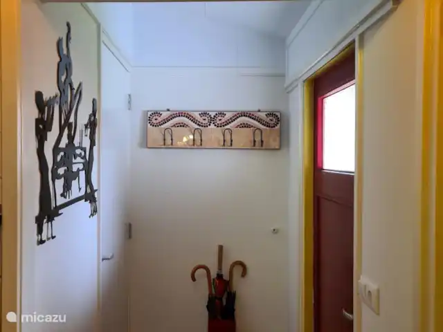 MemHill huren in Nederland, Drenthe, Exloo - bungalow Nieuw halletje met kapstok, paraplubak en deur naar nieuwe badkamer.