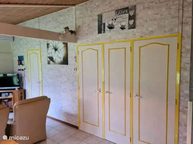 MemHill huren in Nederland, Drenthe, Exloo - bungalow De smalle deuren geven een nostalgisch gevoel. De middelste is een voorraadkast de andere naar de 3 slaapkamers!
