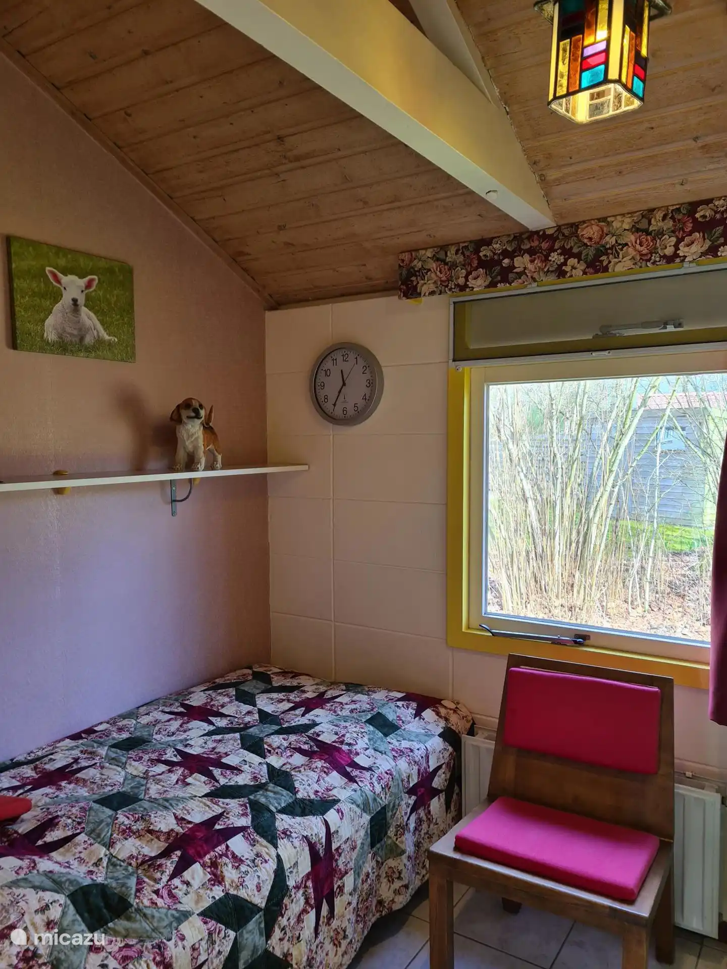 Single room with good bed, (90 x 190 cm) central heating and closet space. Please bring your own bed linen.