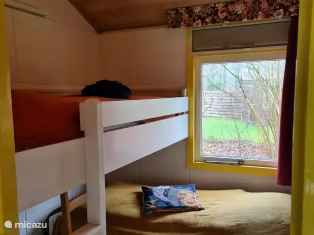 MemHill huren in Nederland, Drenthe, Exloo - bungalow 3e slaapkamer met 2 bedden (80 x 190) met vast trapje naar hoogslaper en nieuwe matrassen.   Wel zelf bedlinnen meenemen graag.