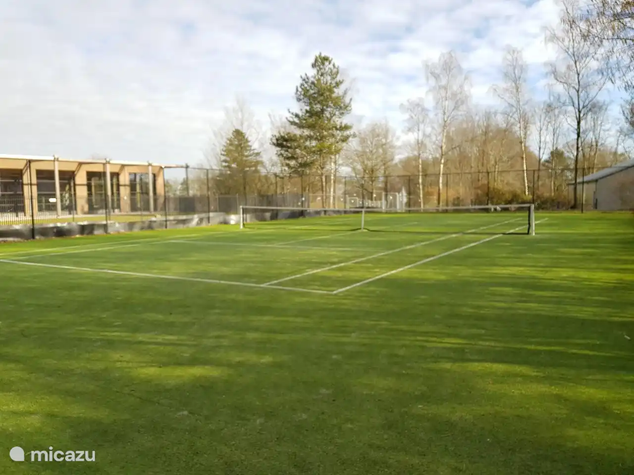 Tennis court with artificial grass. Rackets (4x) and balls available in the shed
