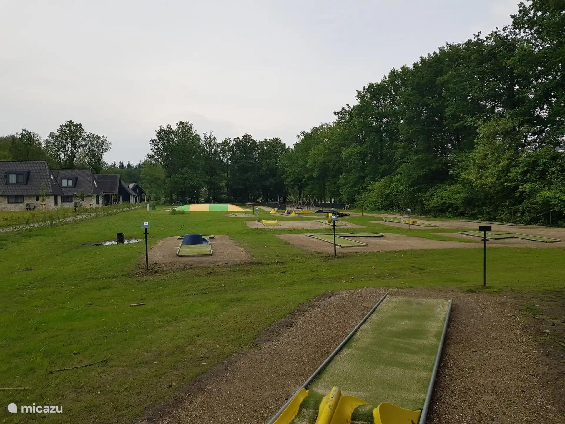 Minigolf can now be found behind the hotel. All necessities are in the shed.