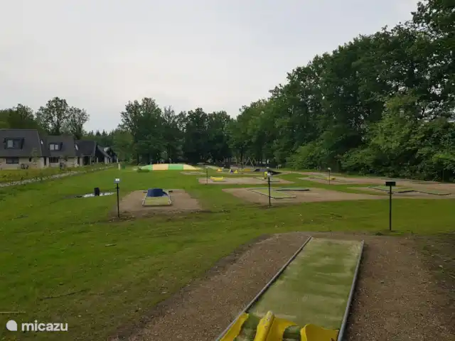 MemHill huren in Nederland, Drenthe, Exloo - bungalow Midgetgolf is nu achter het hotel te vinden. Alle benodigdheden liggen in het schuurtje.