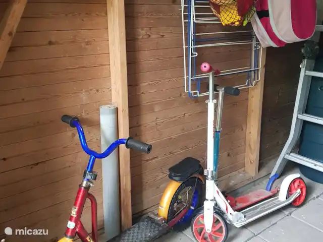 MemHill huren in Nederland, Drenthe, Exloo - bungalow Steps voor op de pumptrack, helmen en andere speelmaterialen aanwezig.