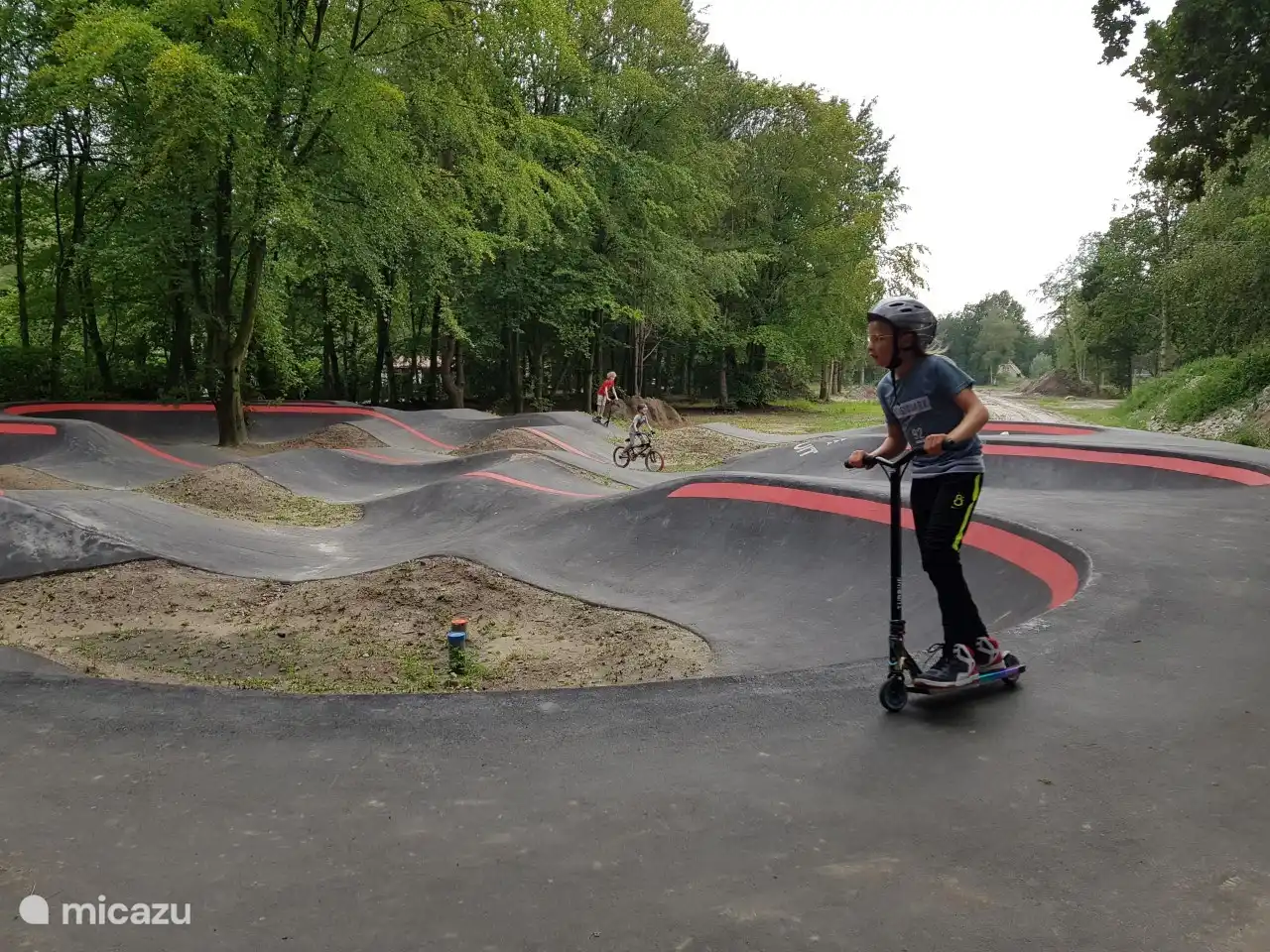 Pumptrack! Fun for young and old. Allowed with bicycles, inline skates, roller skates, scooters and skateboards. Helmet is mandatory. (are also present)