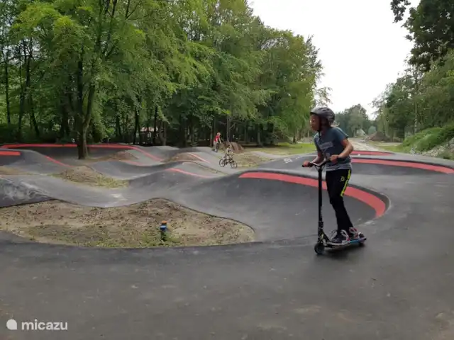 MemHill huren in Nederland, Drenthe, Exloo - bungalow Pumptrack! Plezier voor jong en oud. Toegestaan met fietsen, inline skates, rolschaatsen, steps en skateboards. Helm is wel verplicht. (zijn ook aanwezig)