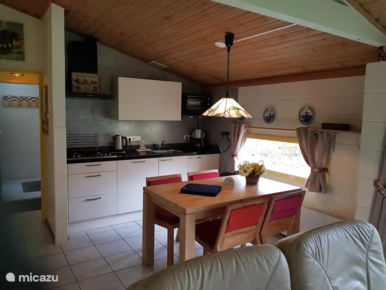 Fully equipped kitchen with: fridge with freezer compartment, dishwasher, induction hob (new!), extractor hood, small oven, microwave, kettle, coffee maker and senseo machine.