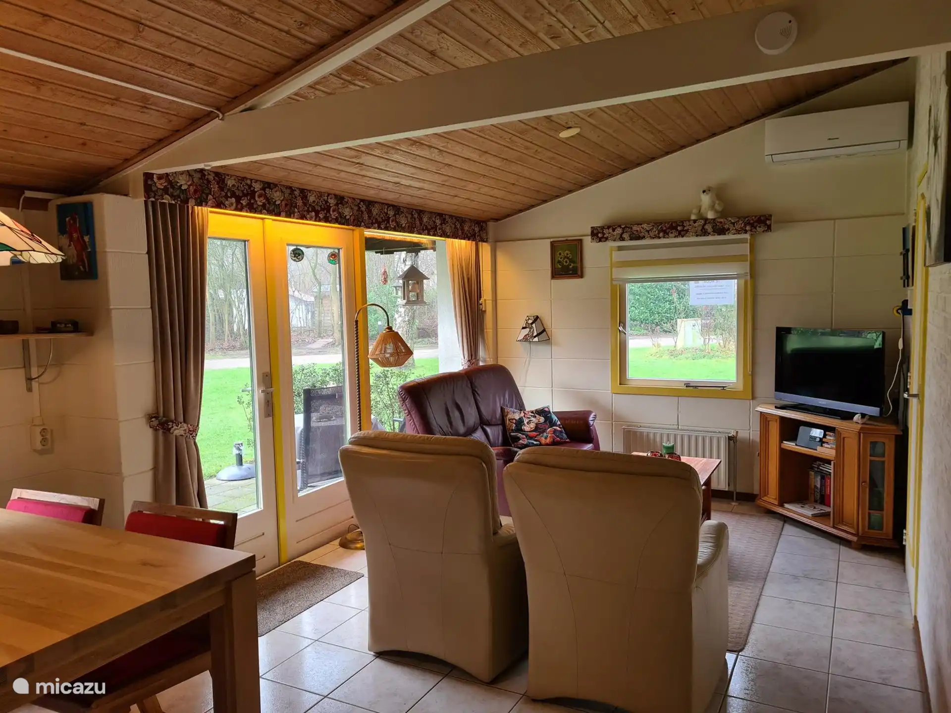 Sitting area with HD TV, Internet radio, AIRCO/HEATER and French doors to the semi-covered terrace on the south.