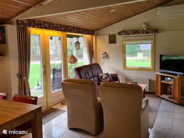 MemHill huren in Nederland, Drenthe, Exloo - bungalow Zithoek met HD TV, Internetradio, AIRCO/HEATER en tuindeuren naar het half overdekte terras op het zuiden.