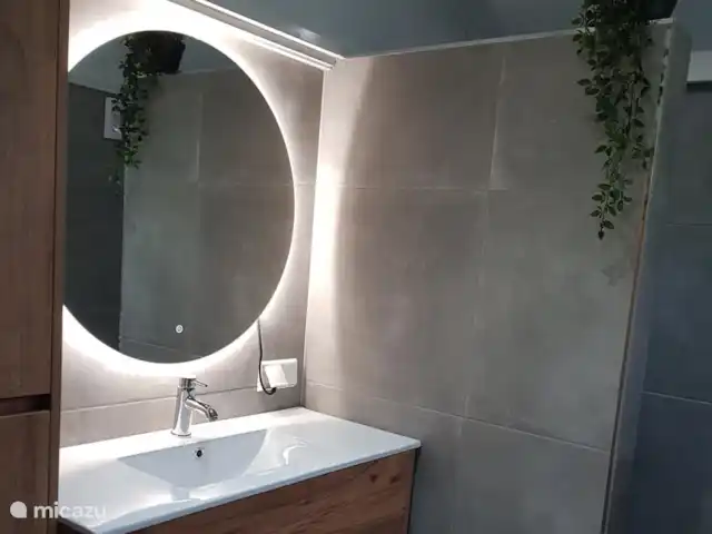 MemHill huren in Nederland, Drenthe, Exloo - bungalow Nieuwe badkamer (2022) met elektrische vloerverwarming, badmeubels en spiegel met bedienbare verlichting.