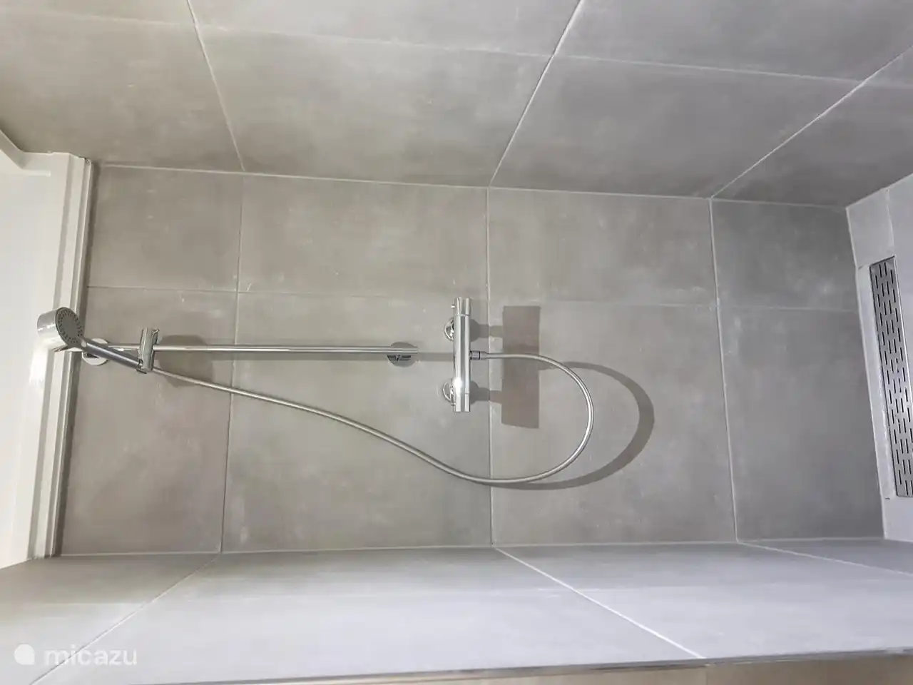 Shower area with detachable adjustable hand shower