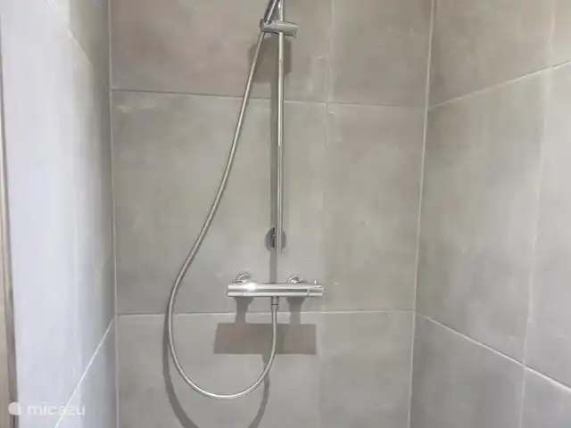 MemHill huren in Nederland, Drenthe, Exloo - bungalow Douchegedeelte met afneembare regelbare handdouche