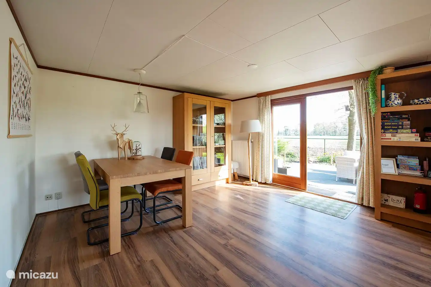 Sala de estar con mesa de comedor para 4 personas