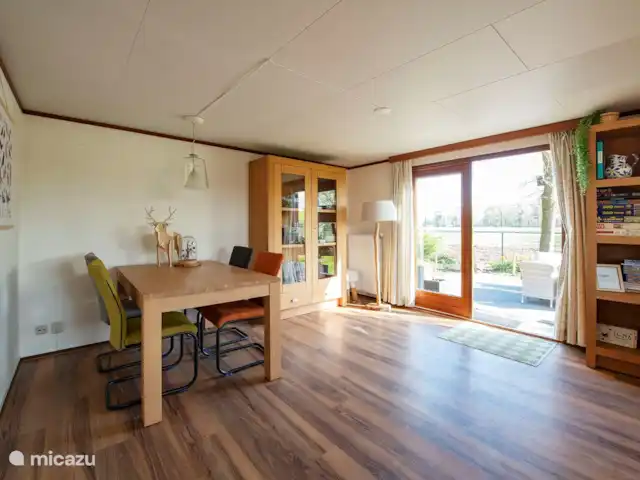 El Wildenborch en Países Bajos, Güeldres, Vorden - chalet Sala de estar con mesa de comedor para 4 personas