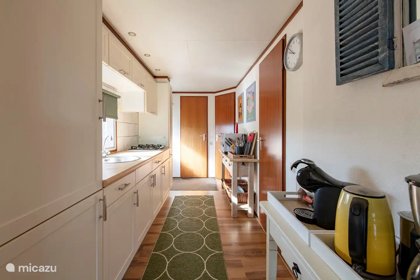 Vista desde el salón a la cocina.