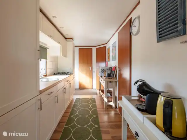 El Wildenborch en Países Bajos, Güeldres, Vorden - chalet Vista desde el salón a la cocina.