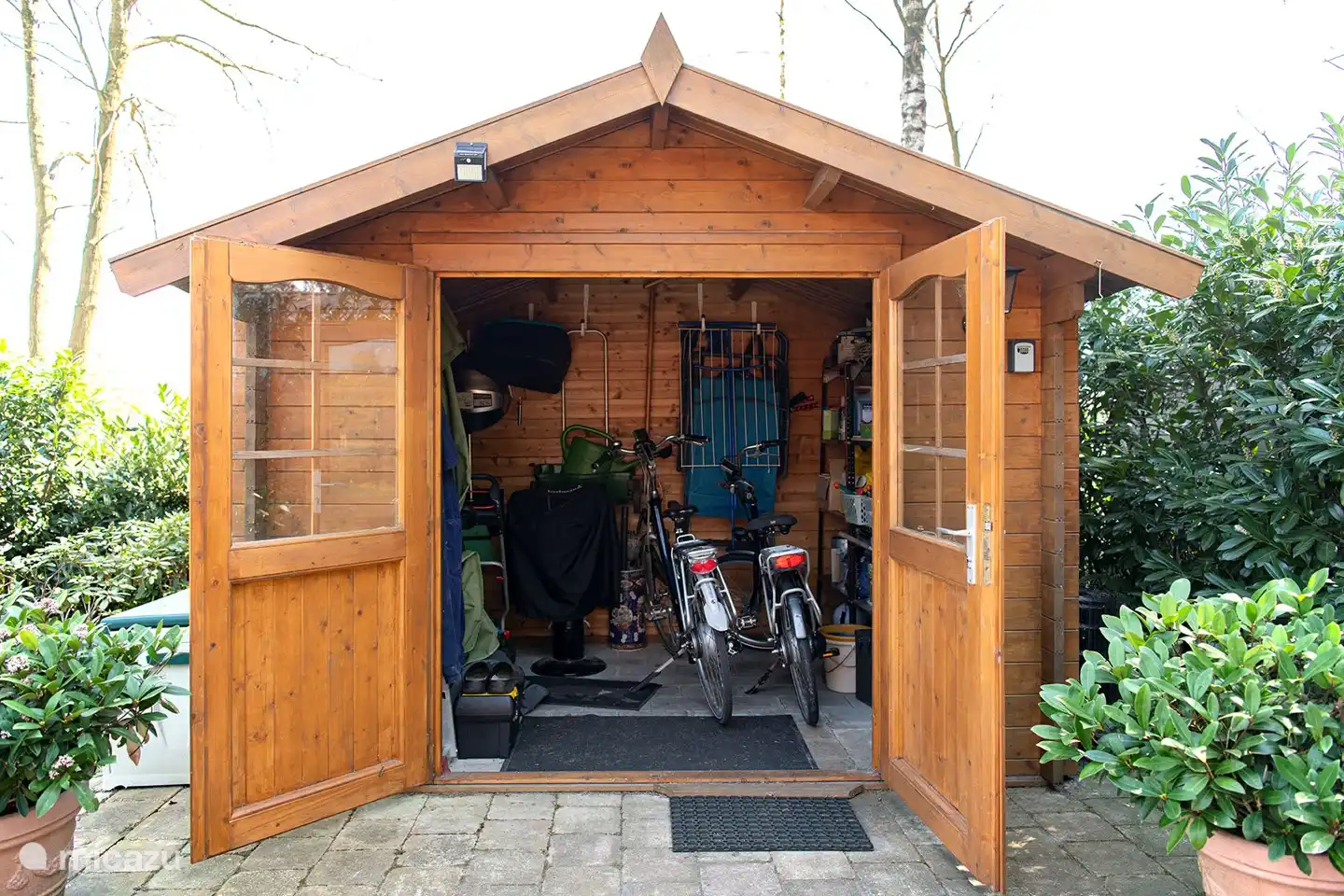 cobertizo con 2 bicicletas eléctricas