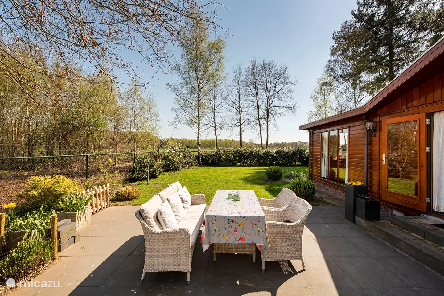 Vista del jardín completamente cerrado.