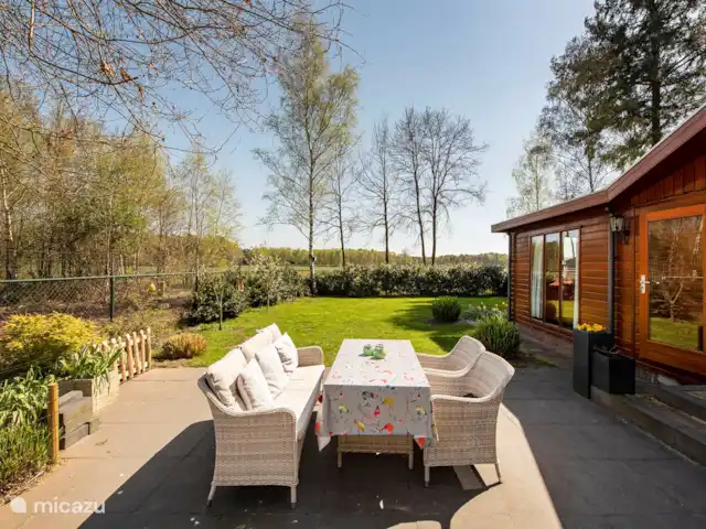 El Wildenborch en Países Bajos, Güeldres, Vorden - chalet Vista del jardín completamente cerrado.