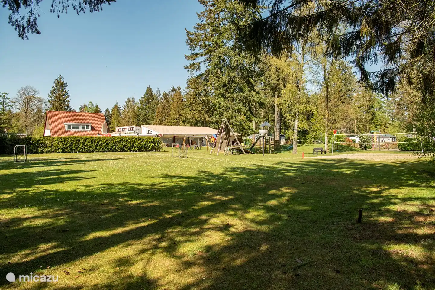 Campo con parque infantil