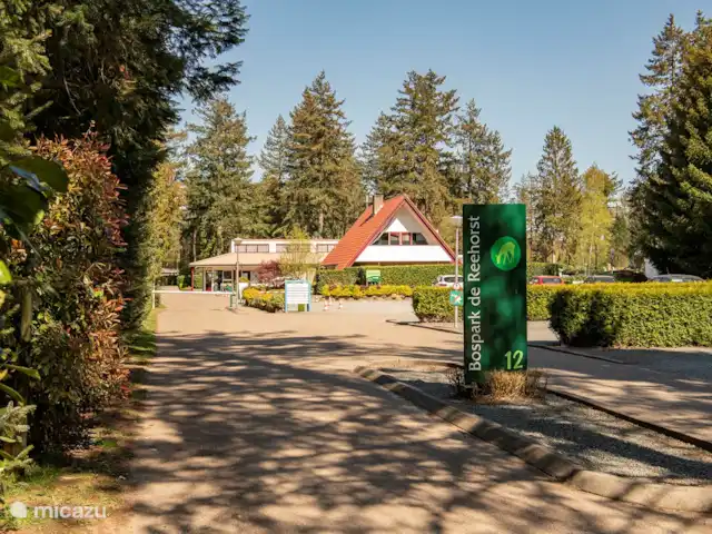 El Wildenborch en Países Bajos, Güeldres, Vorden - chalet Entrada al parque forestal De Reehorst