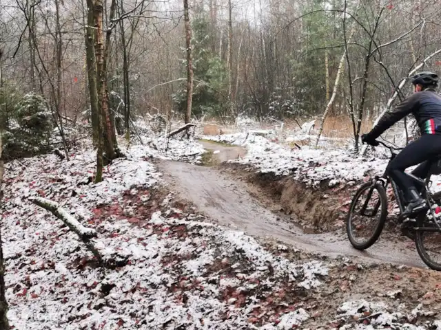 El Wildenborch en Países Bajos, Güeldres, Vorden - chalet La ruta de bicicleta de montaña Vorden es un nuevo desafío para los entusiastas del MTB. La ruta, un bucle de unos 30 km, discurre en parte por los terrenos de Natuurmonumenten y forma parte de una red de rutas a través de Graafschap de unos 110 km en total.