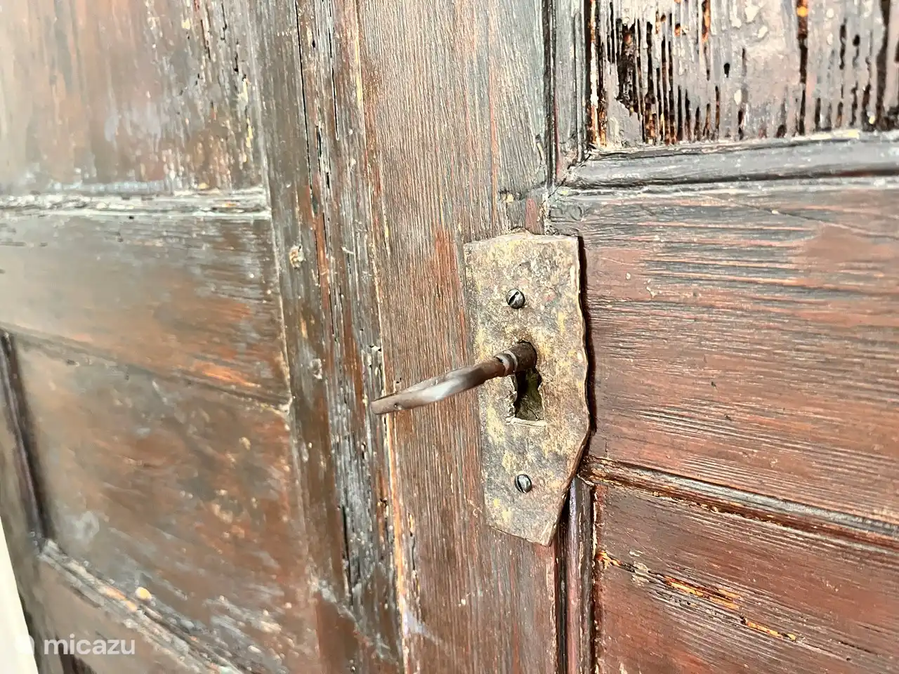 De deuren van de kledingkast vertellen hun eigen verhaal.
