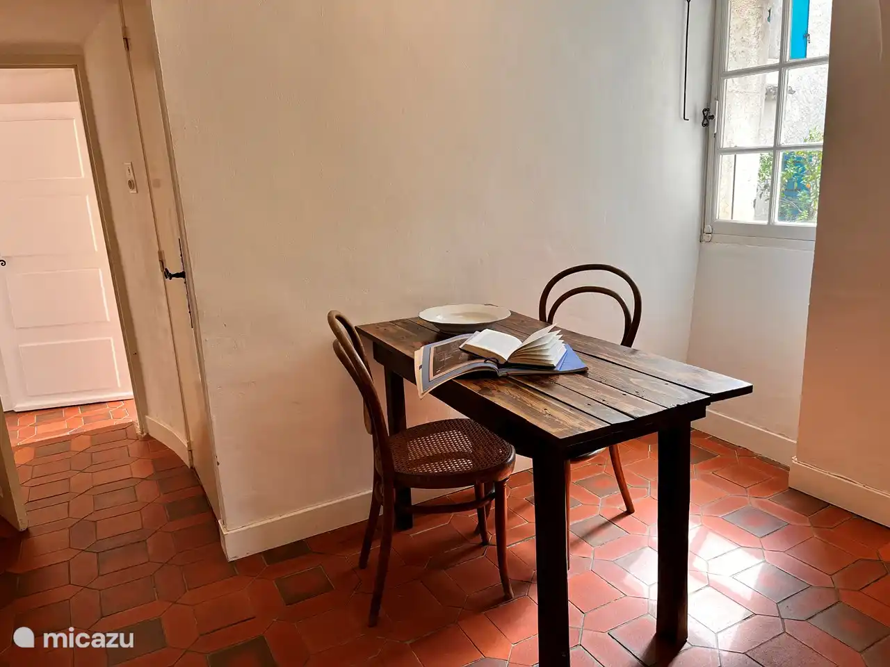 Uitzicht vanuit de Abtswoning op de binnen cour met al zijn planten.