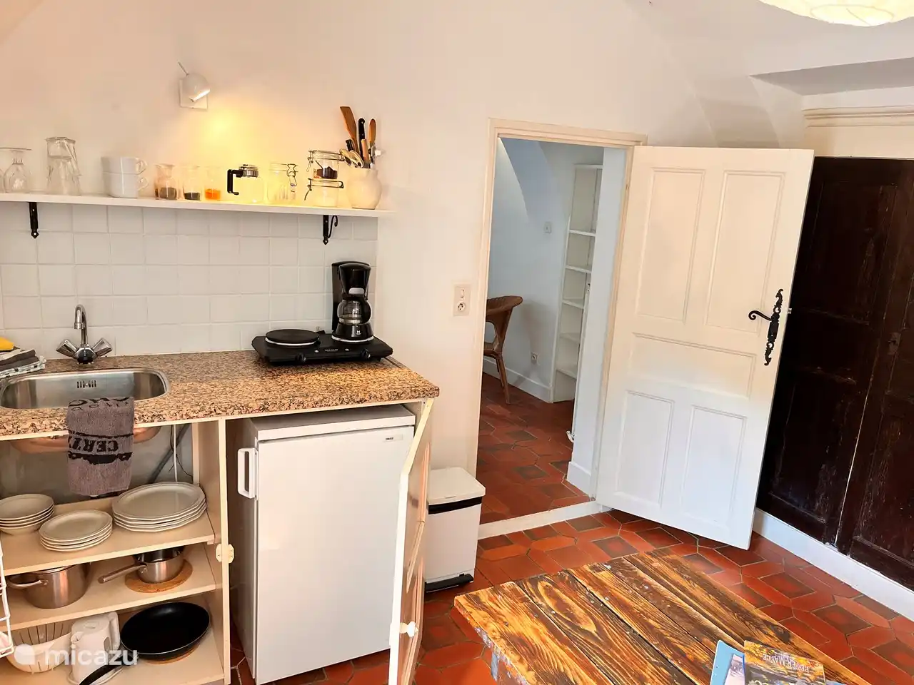 Met koelkast natuurlijk. Doorkijkje naar de slaapkamer.

