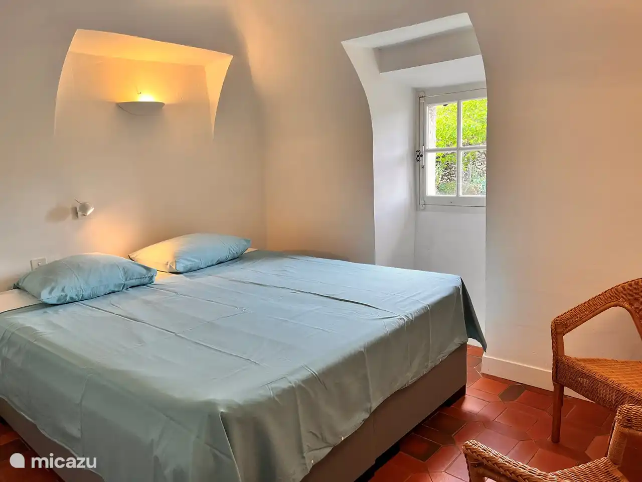 Twee een persoons bedden óf een twee persoonsbed van 180x200 in de Abtswoning. Hartje zomer blijven de dekbedden in de kast.