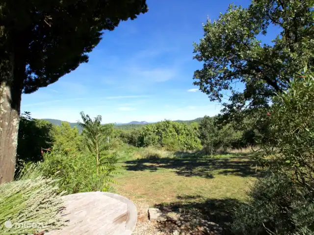 Location de Vacances France, Gard, Molières-sur-Cèze, appartement - Usine de mise en bouteille Vue sur les Cévennes depuis la terrasse du Bottelarij.