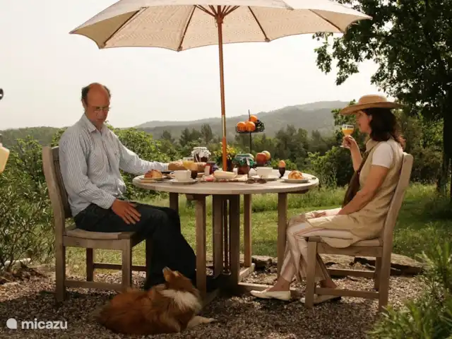 Location de Vacances France, Gard, Molières-sur-Cèze, appartement - Usine de mise en bouteille La terrasse privée avec une vue magnifique vous invite à profiter d'un long petit déjeuner.
